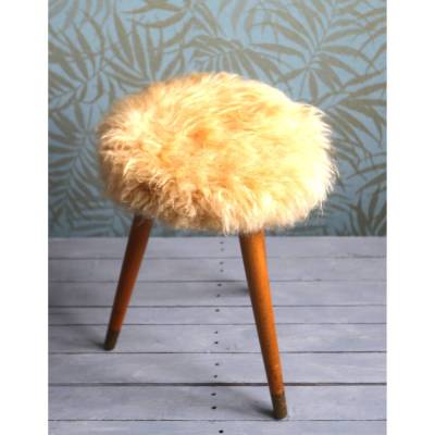 dreibeiniger 60er Jahre Hocker mit wilder Frisur