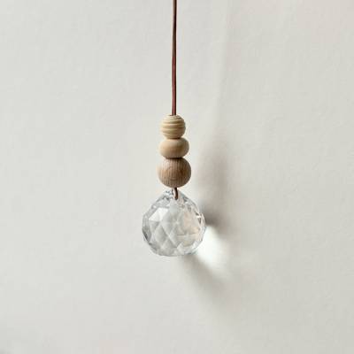 Schlichter Sonnenfänger mit Holzperlen & Kristall – Natürliche Fensterdeko mit Lederband, 3cm Kristall