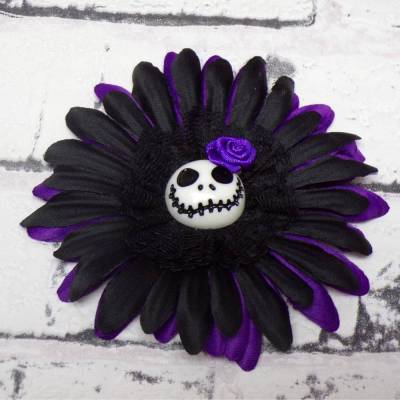 Skull Jack Haarspange – Schwarze Lila Stoffblume mit Totenkopf, Ø 10,5 cm, Statement Accessoire