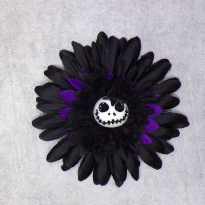 Skull Jack Haarspange – Schwarze Lila Stoffblume mit Totenkopf und Stern, Ø 10,5 cm