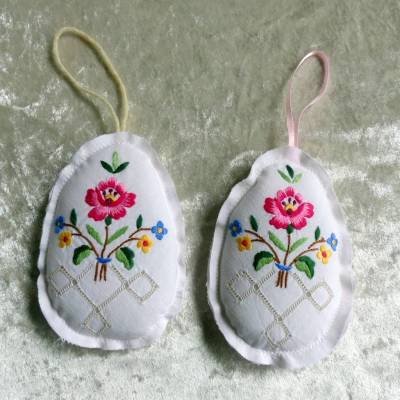 Genähte Ostereier aus alter Mitteldecke mit gesticktem Blumenmuster – Upcycling & Handarbeit