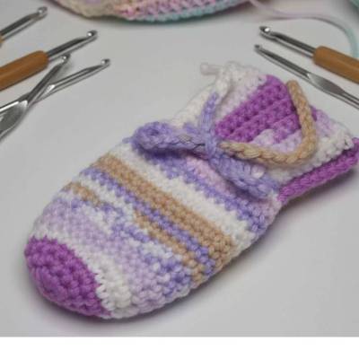 Häkelanleitung für süße Baby-Fäustlinge zum Binden