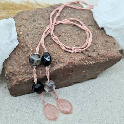 Lange Halskette aus rosafarbenen Samenperlen mit Akzentperlen – Handgefertigter Statement-Schmuck