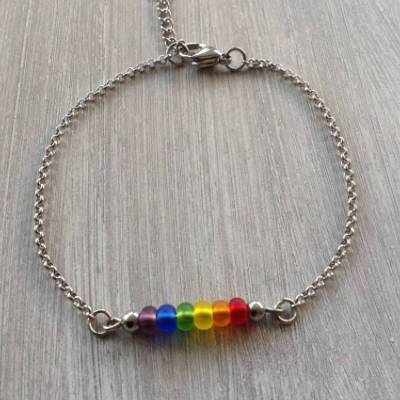 Filigranes, farbenfrohes Armbändchen