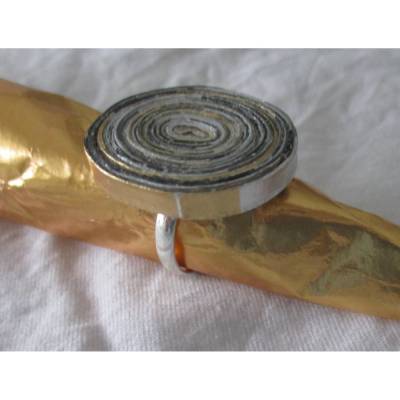 Wunderschöner Ring, handgefertigt, Papier