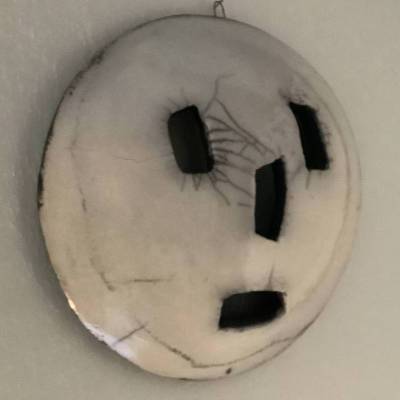 Einzigartige Rakukeramik Maske – Handgefertigte Wanddekoration aus Ton