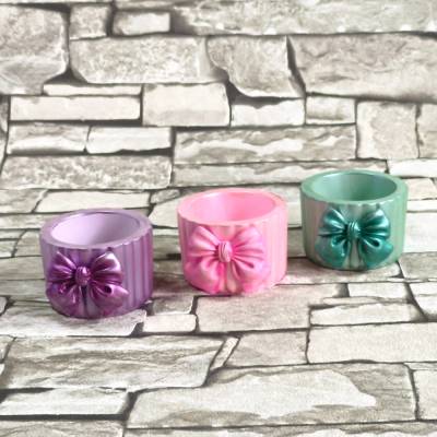 Handgefertigter Teelichthalter mit Schleife im Dopamine Decor Stil aus Keracraft mit Mica-Glanz als ideale Geschenkidee