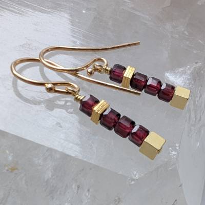 Rote Granat Würfel Ohrhänger, vergoldetes Silber