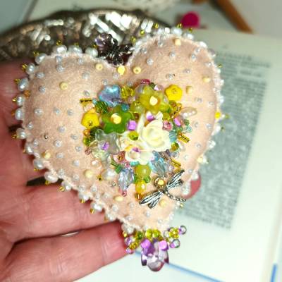 Herz beidseitig bestickt Frühling Deko mit Barockperlen – romantische Handarbeit apricot