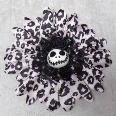 Skull Jack Haarspange – Leo Stoffblume mit Totenkopf & Rose Ø 10,5 cm