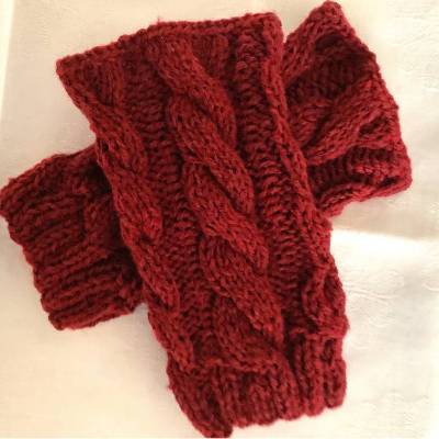 Armstulpen in weinrot mit 4 Zöpfen handgestrickt von Hobbyhaus