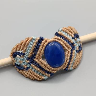 Makramee Haarspange in beige und blau mit einem blauen Glasstein und einem naturbelassenen Holzpin
