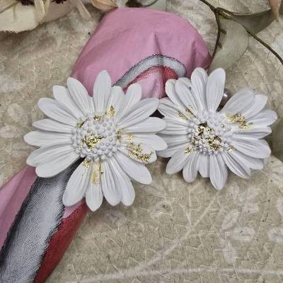 Handgefertigte Raysin Serviettenringe mit goldveredelter Blüte und flexiblem Perlenring – Unikat für festliche Tischdeko
