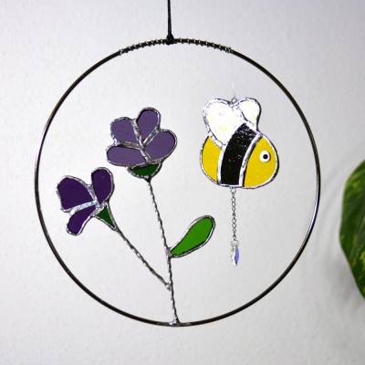 Sonnenfänger - Fensterschmuck mit lila Blume und Hummel aus Buntglas und Glaskristall