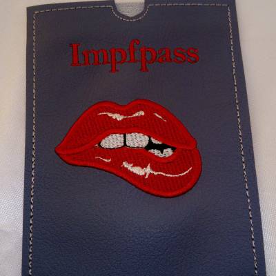 Kussmund  Individuelle Impfpasshülle aus besticktem Kunstleder – Handmade  12 x 1
