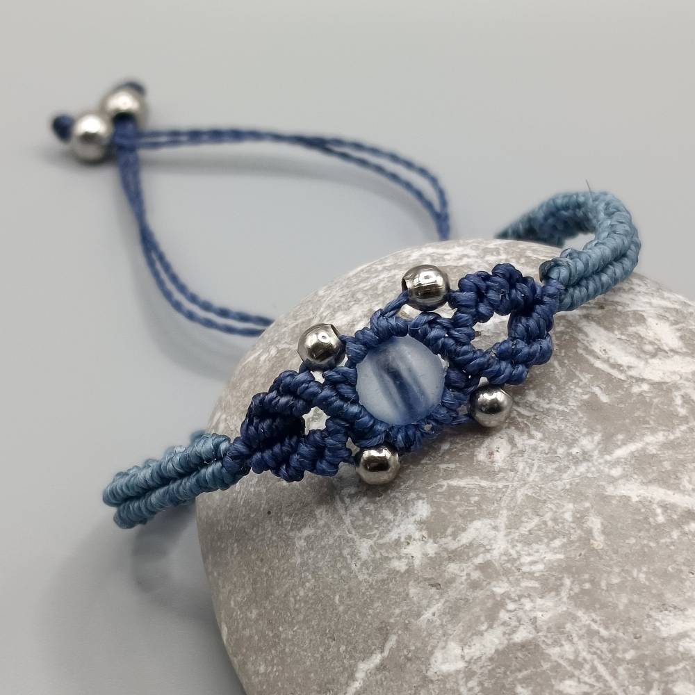zierliches Makramee Armband in Blautönen mit einer satinierten Glasperle und silberfarbenen Metallperlen Bild 1