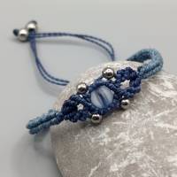 zierliches Makramee Armband in Blautönen mit einer satinierten Glasperle und silberfarbenen Metallperlen