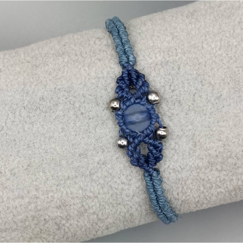 zierliches Makramee Armband in Blautönen mit einer satinierten Glasperle und silberfarbenen Metallperlen Bild 2