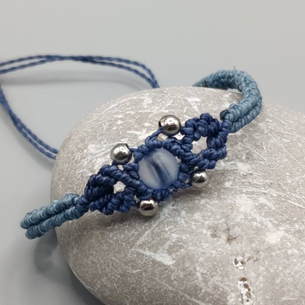 zierliches Makramee Armband in Blautönen mit einer satinierten Glasperle und silberfarbenen Metallperlen Bild 3