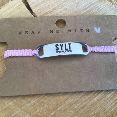 „Sylt“ schickes  Makrameearmband mit graviertem Edelstahl-Verbinder