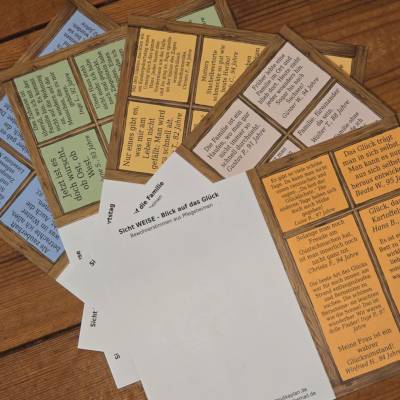 5 Karten mit Aussagen von Bewohnern aus Pflegeheimen zu den Themen: Winter, Familie, Glück, Zuhause, Geburtstag