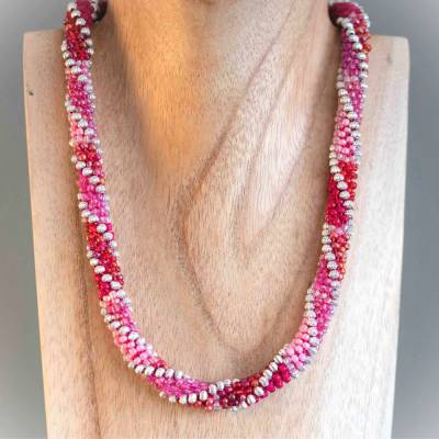 Halskette Relief pink-silber-rosa, 47 cm, Häkelkette, elegante Halskette aus Glasperlen gehäkelt
