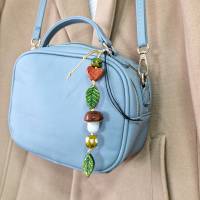 Taschenanhänger Natur-Design mit grünen Blättern und einem Pilz– Geschenk für Naturliebhaber, handgefertigt