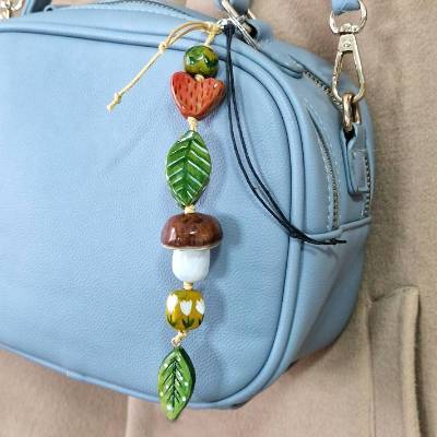 Taschenanhänger Natur-Design mit grünen Blättern und einem Pilz– Geschenk für Naturliebhaber, handgefertigt