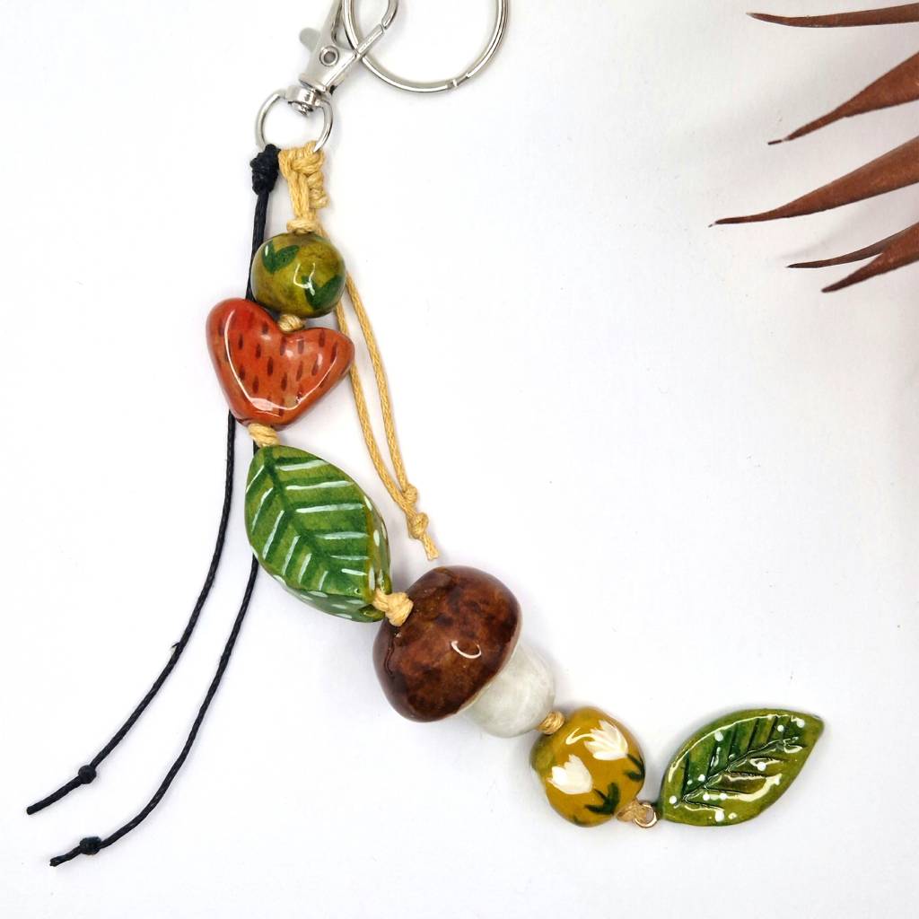 Taschenanhänger Natur-Design mit grünen Blättern und einem Pilz– Geschenk für Naturliebhaber, handgefertigt Bild 2