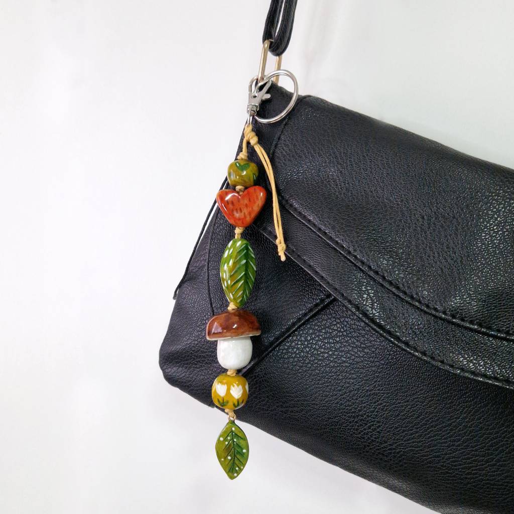 Taschenanhänger Natur-Design mit grünen Blättern und einem Pilz– Geschenk für Naturliebhaber, handgefertigt Bild 3