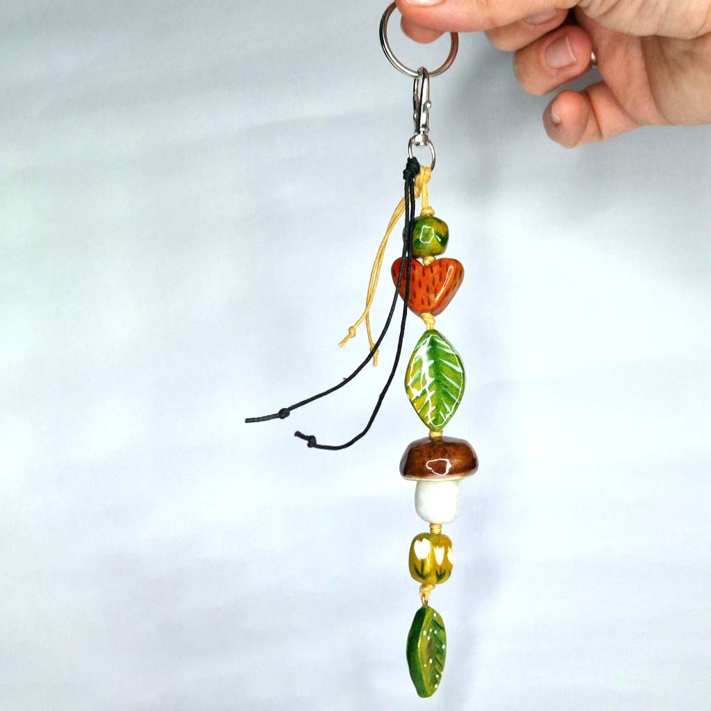 Taschenanhänger Natur-Design mit grünen Blättern und einem Pilz– Geschenk für Naturliebhaber, handgefertigt Bild 4