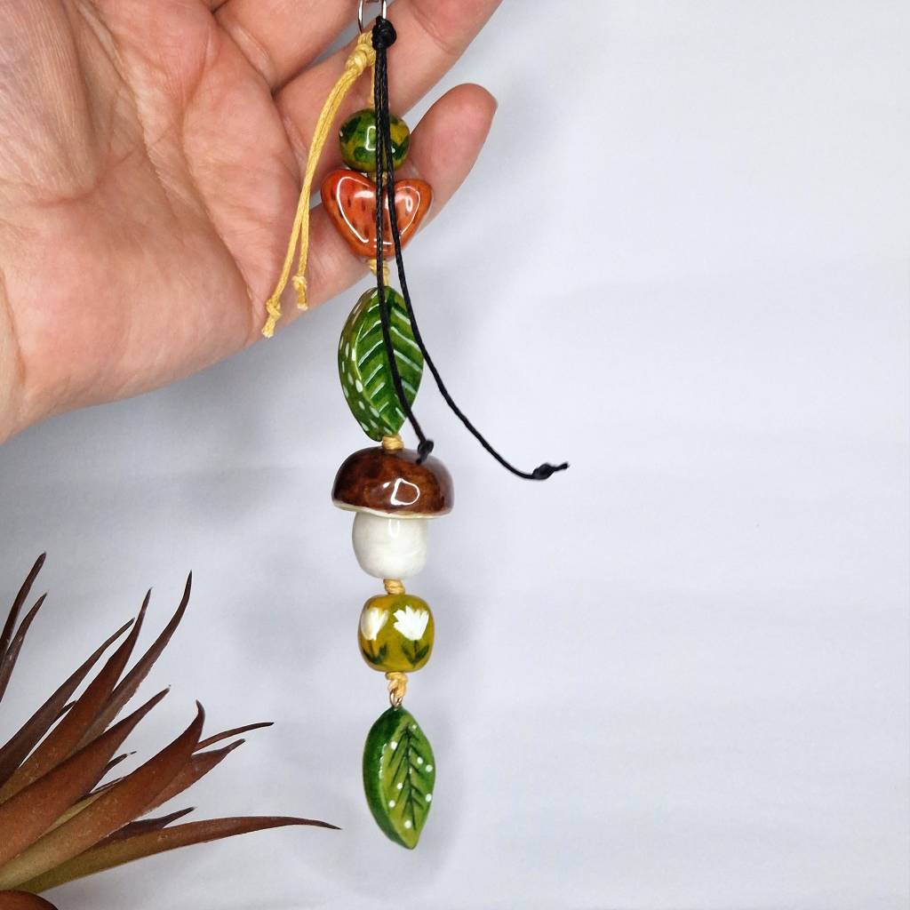 Taschenanhänger Natur-Design mit grünen Blättern und einem Pilz– Geschenk für Naturliebhaber, handgefertigt Bild 5