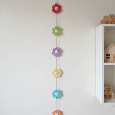 Gehäkelte Blumen in Pastell als Frühlingsdeko. Baumwoll Anhänger einzeln oder als Girlande