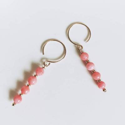 Zierliche Ohrringe aus Koralle & 14k Gold Filled, handgemachte leichte Ohrhänger, Länge 4,2 cm