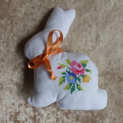 Upcycling Osterhase nähen – Deko aus alter Mitteldecke mit Kreuzstich