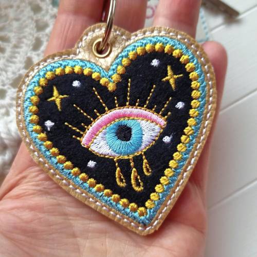 Bestickter Herz Anhänger mit Auge – Schwarz Gold aus Filz & Kunstleder, Glücksbringer Schlüsselanhänger