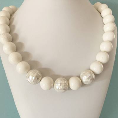 Weiße Korallenkette, 62 cm lang, Steinkoralle, weiße Koralle, Statementkette, Geschenk Frau, Handarbeit