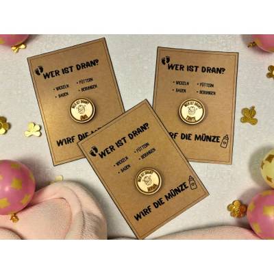 Windelmünze aus Holz 3cm – Lustige Entscheidungshilfe für Eltern & Familie | Geschenk zur Geburt & Baby Shower