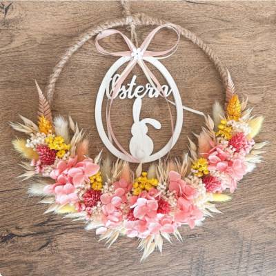 Frühlingskranz mit bunten Trockenblumen, Perfekt für die Osterzeit