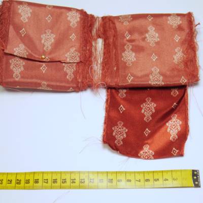 Satin-Stoffstreifen terracottafarben mit goldfarbenem Muster