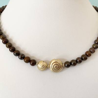 Tigereisen Kette 45 cm – Braune Edelsteinkette mit goldenen Schnecken & Magnetverschluss, Handarbeit Unikat