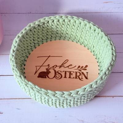 Gehäkelter Osterkorb in Matcha mit Holzboden „Frohe Ostern“ – Handgemachte Osterdeko & Geschenkidee