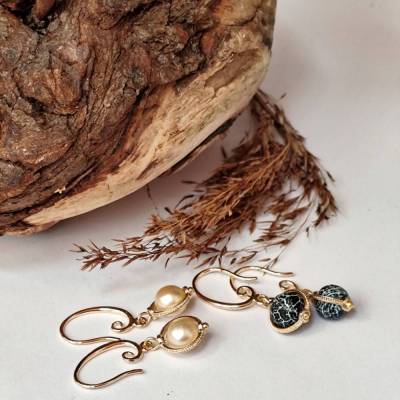 Elegante Edelstein-Ohrringe – Süßwasserperle & schwarzer Venenachat, 3 cm, vergoldet