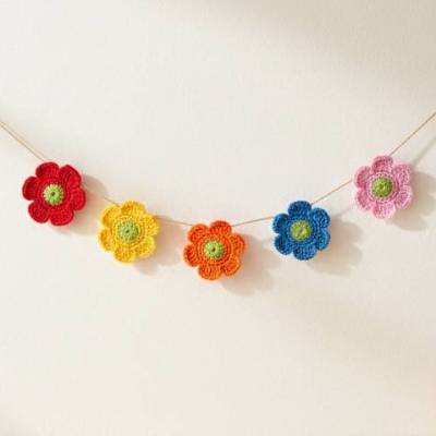 Bunte gehäkelte Blumen zum Aufhängen. Blumengirlande oder Einzelblume aus Baumwolle