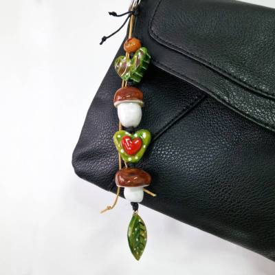 Taschenanhänger Natur-Design mit grüne Herzen und Pilzen – Geschenk für Naturliebhaber