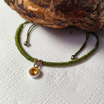 Olivgrünes Schnurarmband – Verstellbar, runde Charms, gelber Stein