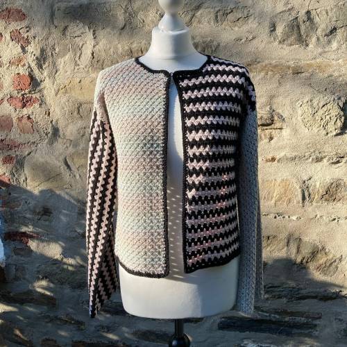 Luxus Cardigan „Summer Breeze“ handgestrickt – Exklusive Damen Strickjacke in Beige/Rose & Schwarz – Handmade Unikat