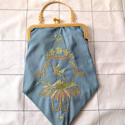 Elegante Handtasche aus besticktem blaugrauen Baumwollsatin mit goldfarbenem Bügel