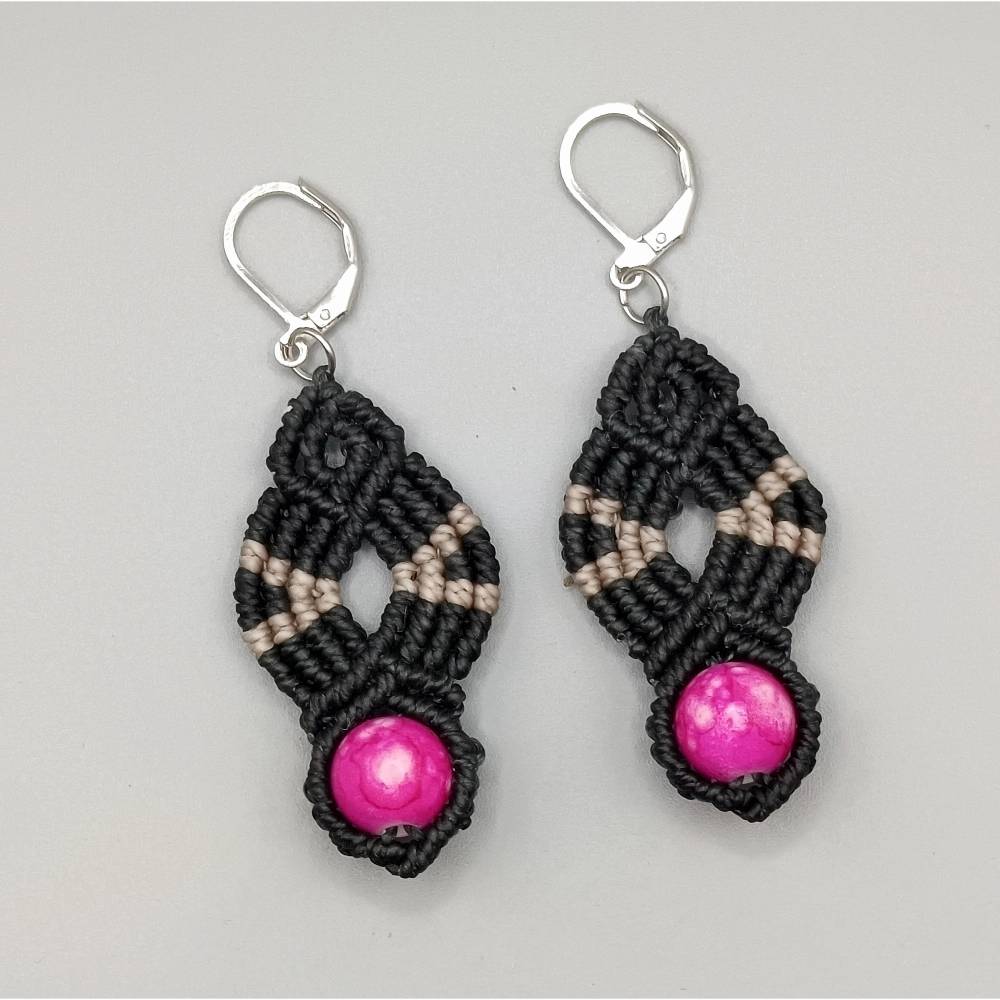 Makramee Ohrhänger in schwarz und beige mit einer marmorierten Acrylperle in pink Bild 1
