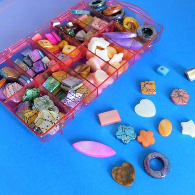 Perlmuttperlen, Perlenmix, bunter Mix, Blüten, Herzen, Sterne, Ringe, Perlenset, Sortierbox, Sortiment